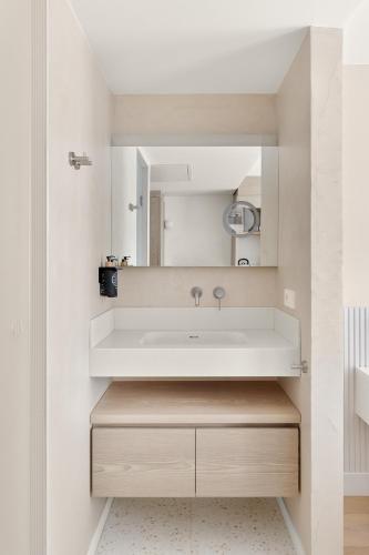 a bathroom with a sink and a mirror at Hotel Bommelje in Domburg