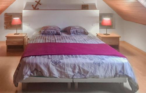 une chambre avec un grand lit avec deux lampes dans l'établissement Two-Bedroom Holiday Home In Plouhinec, à Plouhinec