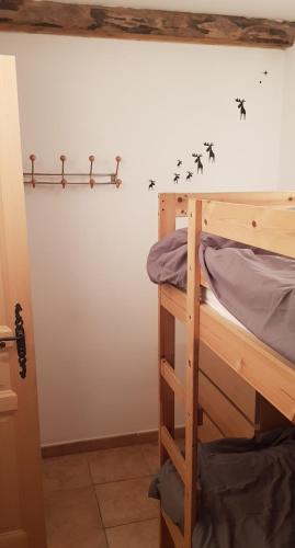 - une chambre dotée de lits superposés avec des étoiles sur le mur dans l'établissement Le Ptit Ecrin - Rez de chalet à Ancelle - 6pers 2ch - jardin, à Ancelle