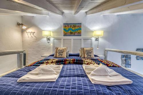 Quintal da Oliveira - Center apartment في برايا دو كارفويرو: غرفة نوم بها سرير مع مناشف عليه