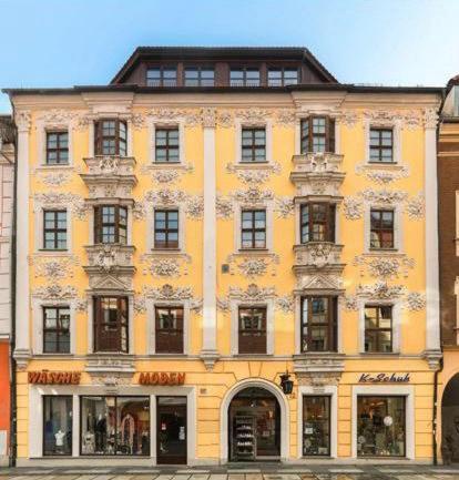 a large yellow building on a city street at Apartment Altstadtliebe in Bautzen