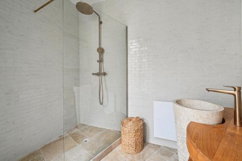 La salle de bains est pourvue d'une douche, d'une baignoire et d'un lavabo. dans l'établissement Duplex avec billard à côté de la Tour Eiffel !, à Paris
