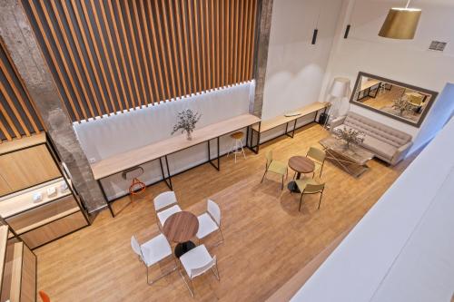 an overhead view of a room with tables and chairs at Uma Suites Ondarreta in Donostia-San Sebastián