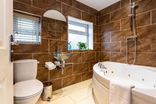 ミドルズブラにあるGilmonby Roadの浴槽、トイレ、洗面台を備えたバスルーム