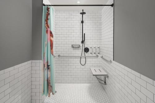 Un baño de Moxy Houston Downtown