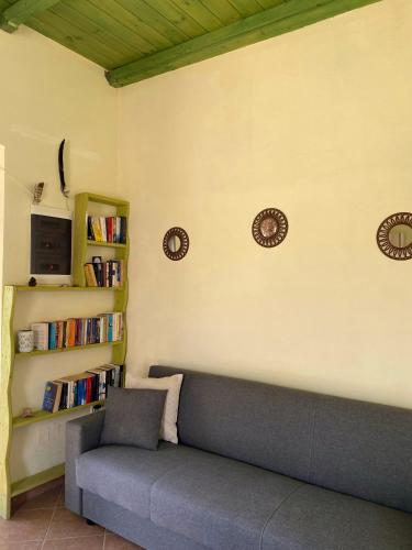 TV a/nebo společenská místnost v ubytování EIRINI-Triopetra Sea View Apartments