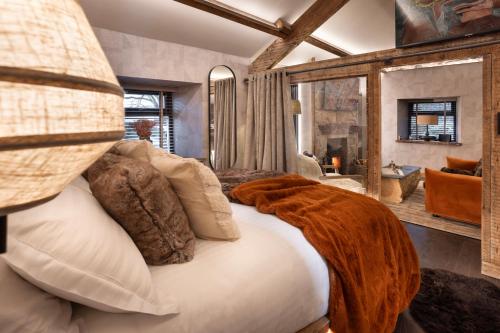 una camera da letto con un letto grande con una coperta sopra di Mead Cottage a Tranquil Retreat in the Heart of the Lake District a Lindale