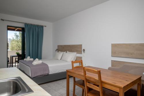 Postel nebo postele na pokoji v ubytování Triantafillas Suites