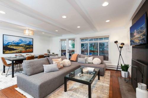 Updated 3BR, 3BA with Pool - Steps to Town photo 2