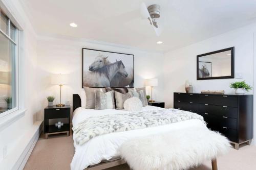 Updated 3BR, 3BA with Pool - Steps to Town photo 3