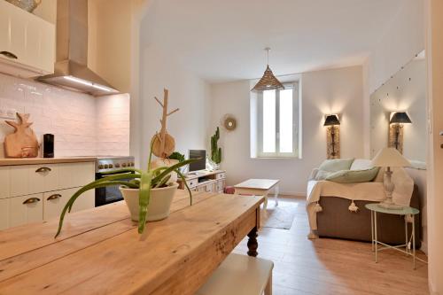 une cuisine et un salon avec une table dans une pièce dans l'établissement Lodge Coté Port - T2 à 30 metres du port, à Cassis