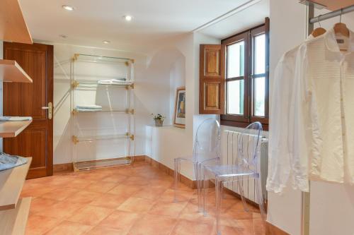 une cuisine avec une table et des chaises dans une pièce dans l'établissement Suite Embat im Es Llobets, à Llucmajor