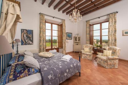 - une chambre avec un lit, des chaises et des fenêtres dans l'établissement Suite Embat im Es Llobets, à Llucmajor