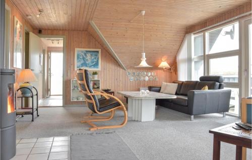 ein Wohnzimmer mit Sofa und Tisch in der Unterkunft Holiday Home Nordsø Ferievej Ii in Nørre Lyngvig