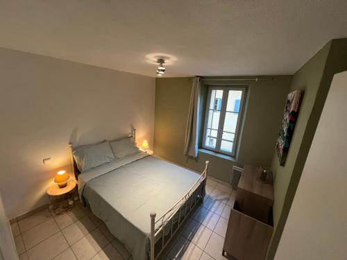 une petite chambre avec un lit et une fenêtre dans l'établissement 3 pièces, tout à pied et tout équipé, avec balcon et machines à laver, Parking offert et bus direct aéroport de Nice, à Grasse