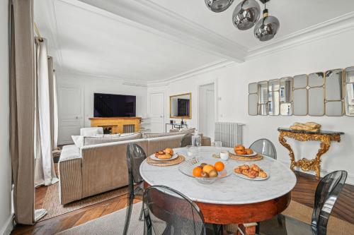 un salon avec une table avec de la nourriture dessus dans l'établissement Duplex avec billard à côté de la Tour Eiffel !, à Paris