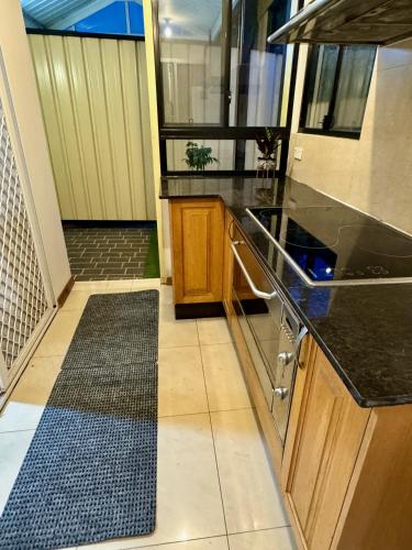 Dapur atau dapur kecil di Self Contained Granny Flat - 2 BR