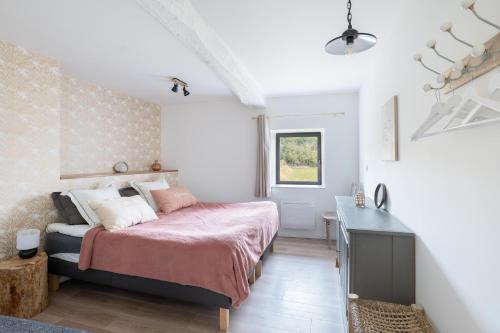 a small bedroom with a bed and a desk at La Tour du Blé - gîtes et chambres d'hôtes in Salornay-sur-Guye