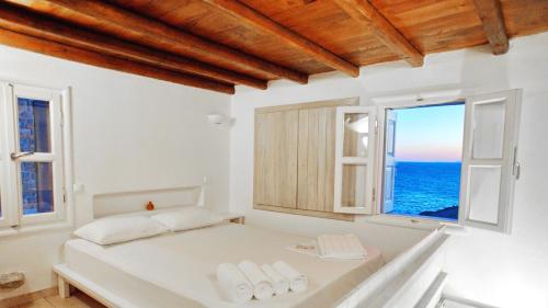 Postel nebo postele na pokoji v ubytování Folegandros Villas Aspropunta