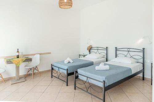 Postel nebo postele na pokoji v ubytování Aegean Blue Santorini Perivolos 1