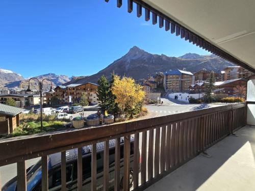 a balcony with a view of the mountains at Bel appartement 4 pers, Tignes Le Lac in Tignes