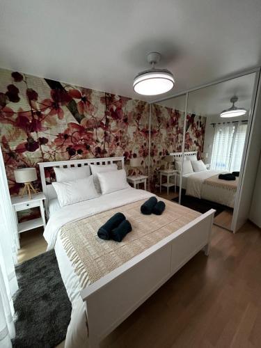 - une chambre avec un grand lit blanc et un grand miroir dans l'établissement La Orquidea - sleeps 2 to 4 - 3, à Aix-les-Bains