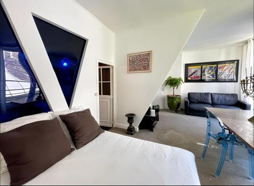 - un salon avec un lit blanc et une table dans l'établissement La Galerie des Archives-Unique and élégant Gem-MARAIS AirCond, à Paris