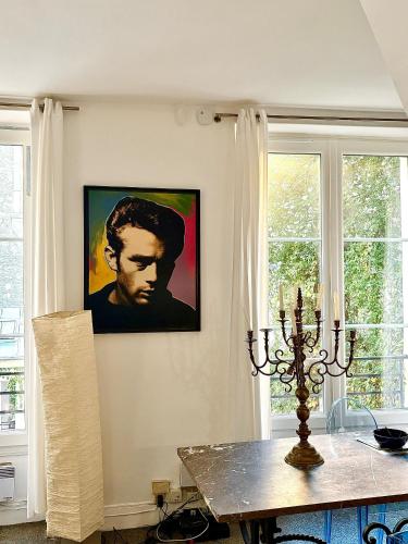 une salle à manger avec une peinture murale représentant un homme dans l'établissement La Galerie des Archives-Unique and élégant Gem-MARAIS AirCond, à Paris