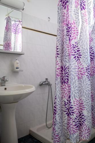 Koupelna v ubytování Triantafillas Suites