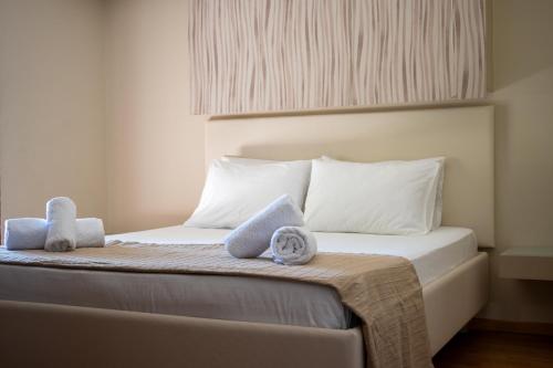 Postel nebo postele na pokoji v ubytování Triantafillas Suites