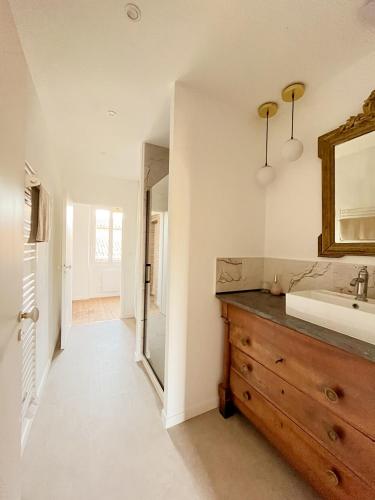 une salle de bain avec un lavabo et un miroir dans l'établissement Le Clos de la Crouzetterie, à Gaillac