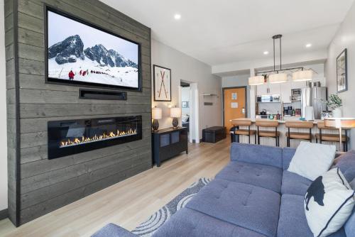Televisyen dan/atau pusat hiburan di Expedition Station 401 Renovated Slope Side Getaway WiFi