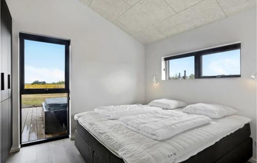 Katil atau katil-katil dalam bilik di Stunning Home In Jerup With Wifi