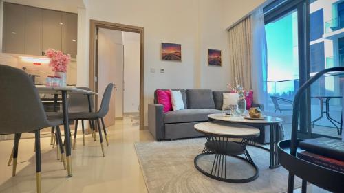 Fotografie z fotogalerie ubytování Quiet 2BR Retreat in a Scenic Garden Environment by Bhavan vacation Homes v Dubaji