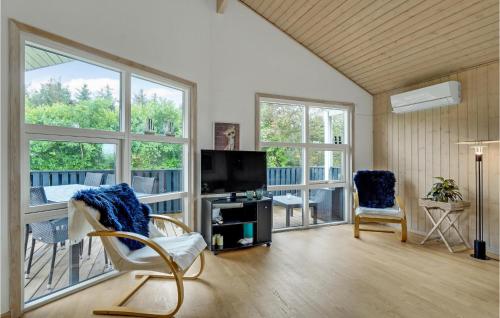 TV a/nebo společenská místnost v ubytování Cozy Home In Hurup Thy With Sauna