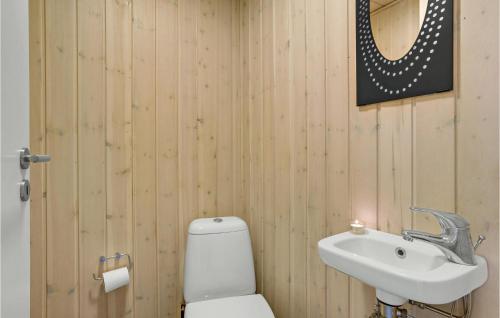 Ένα μπάνιο στο Cozy Home In Hurup Thy With Sauna