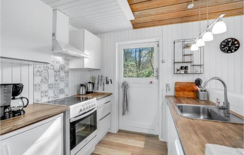 Una cocina o cocineta en Amazing Home In Brovst With Kitchen