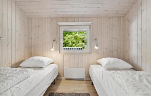 Ein Bett oder Betten in einem Zimmer der Unterkunft Pet Friendly Home In Hals With Sauna