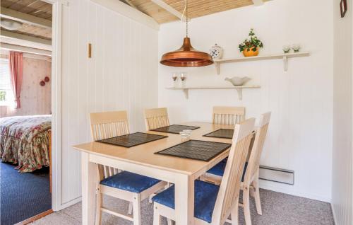 a dining room with a table and chairs at Holiday Home Fjordparken Farsø Vi in Hvalpsund