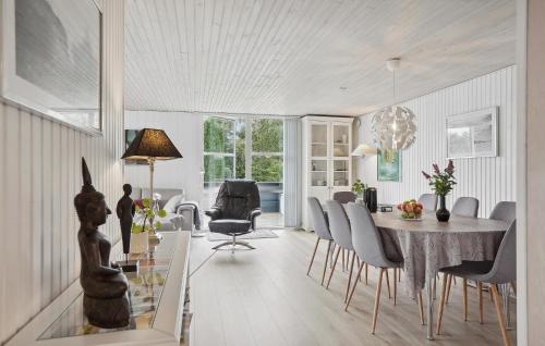 Χώρος καθιστικού στο 3 Bedroom Nice Home In Hals