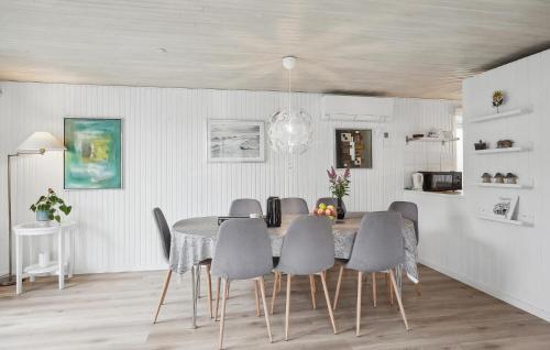 a dining room with a table and chairs at 3 Bedroom Nice Home In Hals in Hals