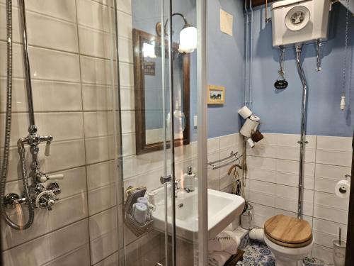 Ένα μπάνιο στο Maison d'hôtes Les Gravets