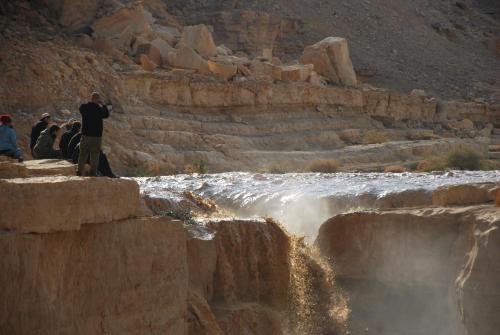 a group of people standing next to a waterfall at בית ספר שדה חצבה in H̱aẕeva