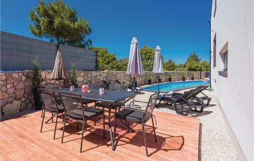 Four-Bedroom Holiday Home In Sibenik