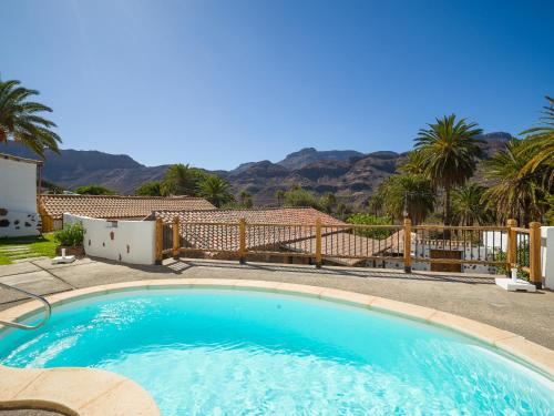 une grande piscine devant une maison dans l'établissement Casa rural cercado de don paco, à Santa Lucía
