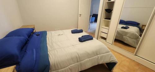 a bedroom with a bed and a large mirror at Tigre Centro Cochera Gratis in Tigre