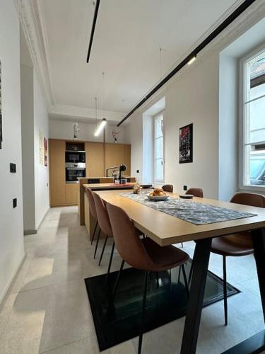 une cuisine avec une table et des chaises dans une pièce dans l'établissement Le Big Stork - Appartement - Centre Historique, à Colmar
