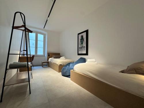 - une chambre avec 2 lits et une échelle dans l'établissement Le Big Stork - Appartement - Centre Historique, à Colmar