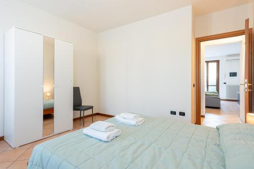 a bedroom with a large bed with towels on it at Casa Emilia - cozy apartment in Parma in Parma