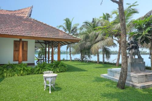Taman di luar Island Villa - Miraaya Sundara